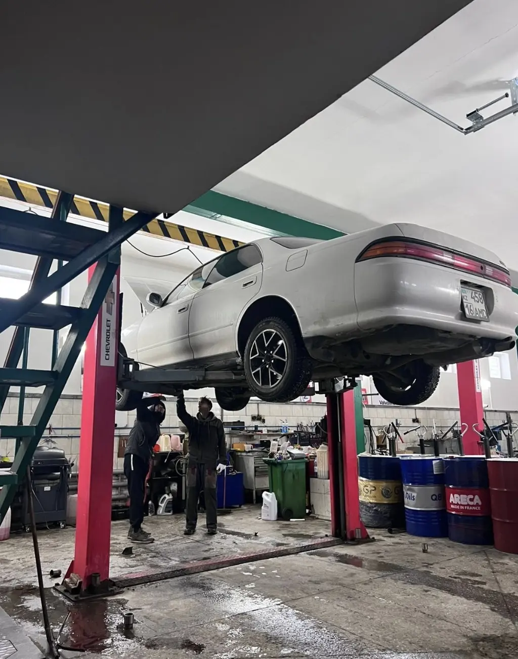 Автомобиль на подъемнике в автосервисе 1ST OIL